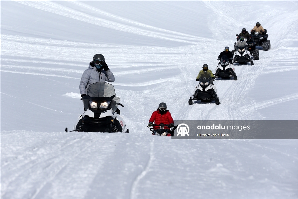Erciyes'i kar motorlarıyla keşfediyorlar