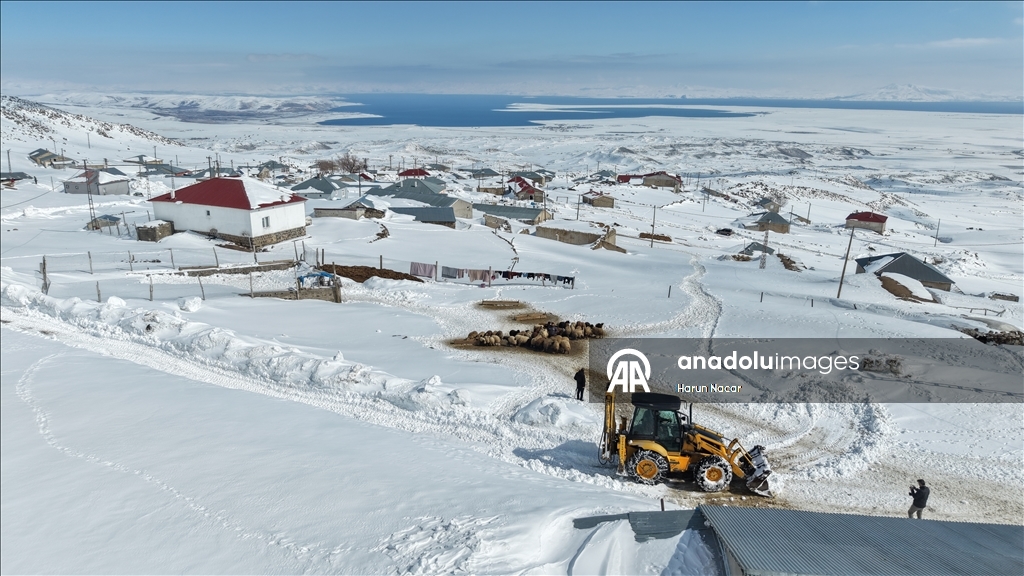 Bitlis'te karla mücadele çalışmaları sürüyor