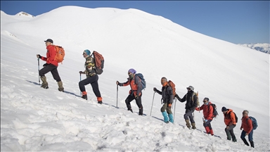 Tunceli'de kış tırmanışı yapan dağcılar 3 metrelik karda zorlu yolculuğa çıkıyor