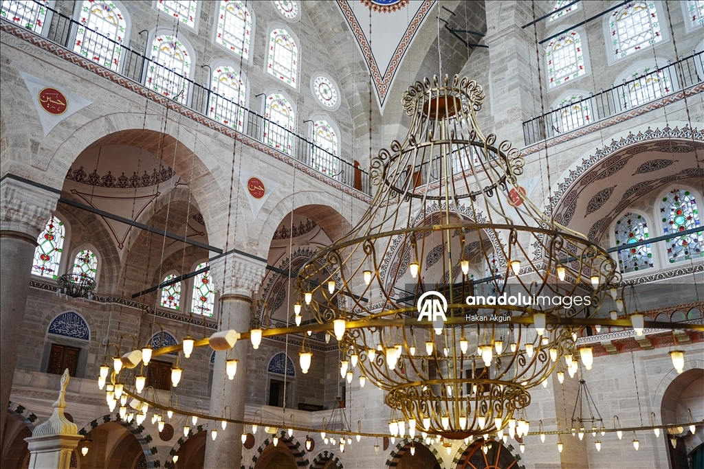 مسجد "مهرماه سلطان".. درة معمارية تعانق أعلى تلال إسطنبول