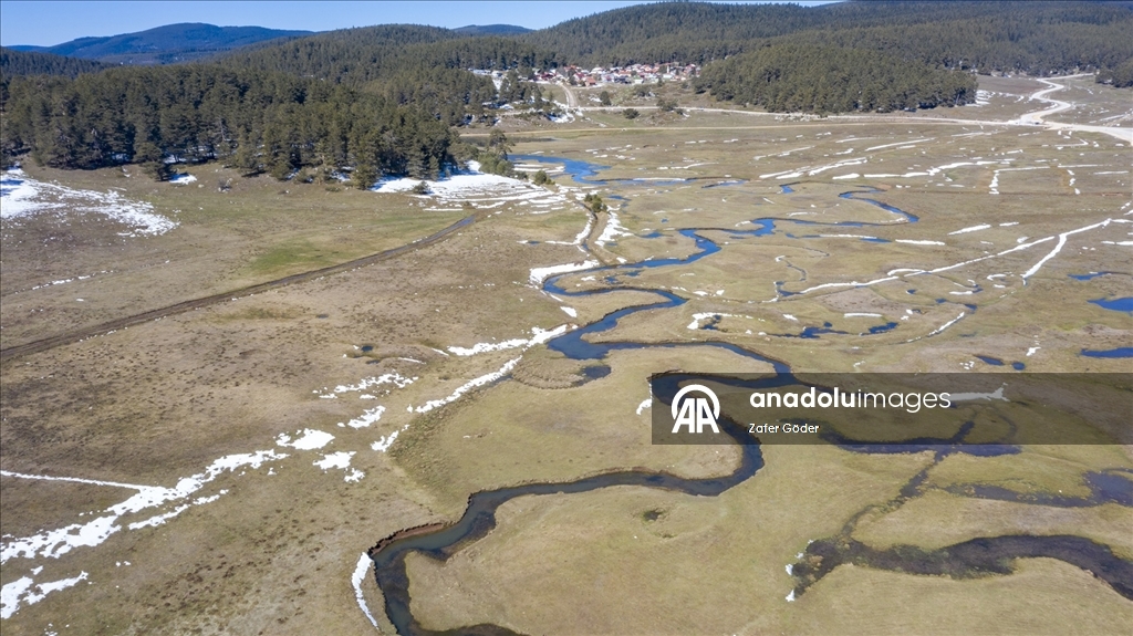 Bolu'da kar sularının erimesiyle oluşan menderesler havadan görüntülendi