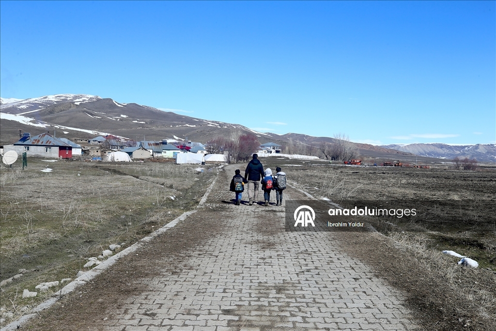 Hüseyin öğretmen, 3 öğrencisini geleceğe hazırlamak için mezranın yolunu tutuyor