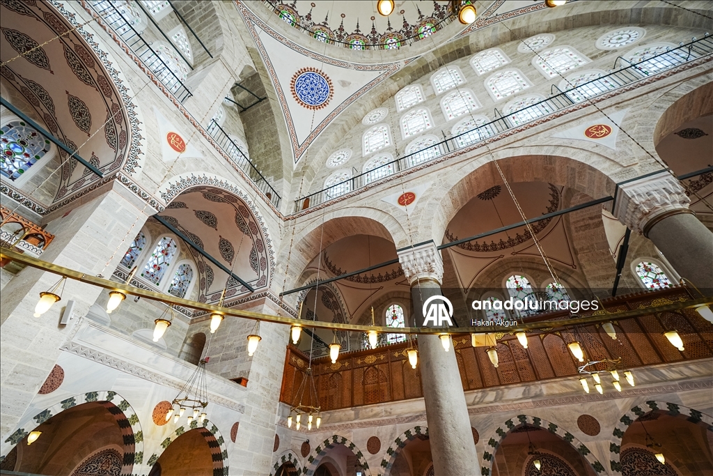 مسجد "مهرماه سلطان".. درة معمارية تعانق أعلى تلال إسطنبول