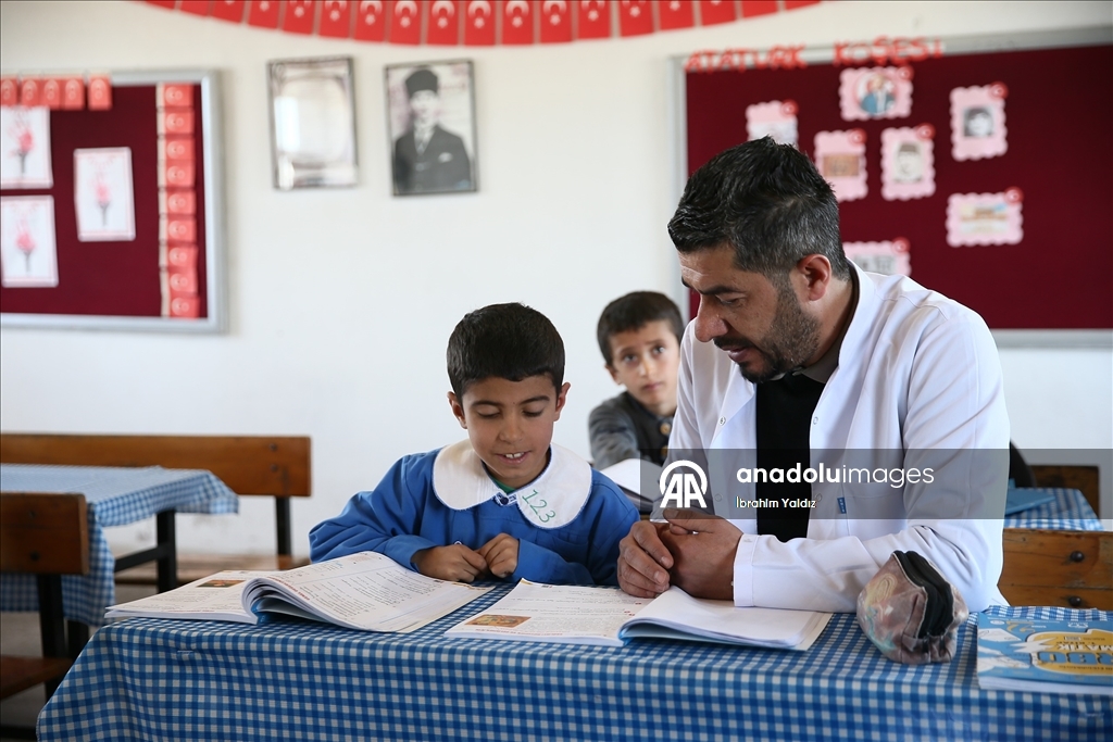 Hüseyin öğretmen, 3 öğrencisini geleceğe hazırlamak için mezranın yolunu tutuyor