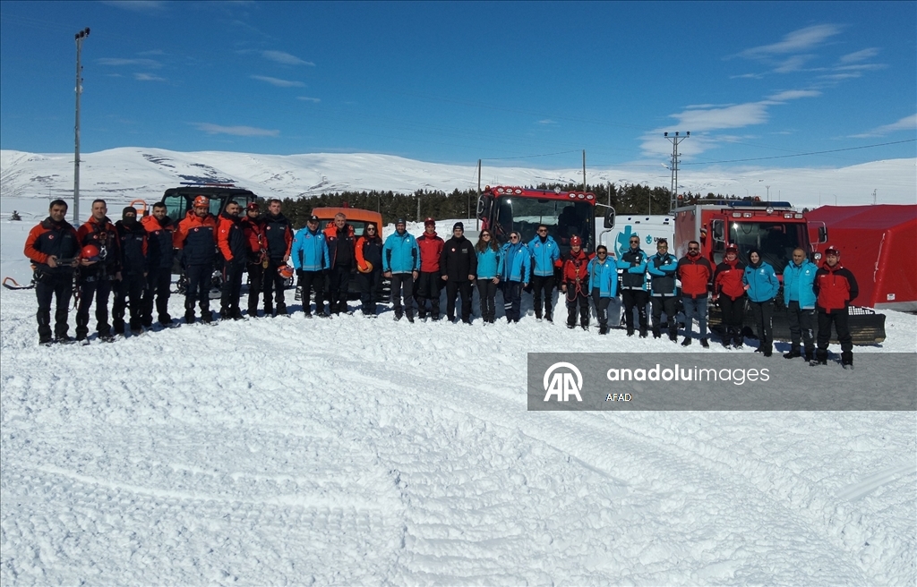 В турецкой провинции Ардахан прошли учения по реагированию на сход лавин