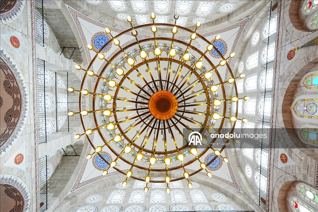 مسجد "مهرماه سلطان".. درة معمارية تعانق أعلى تلال إسطنبول