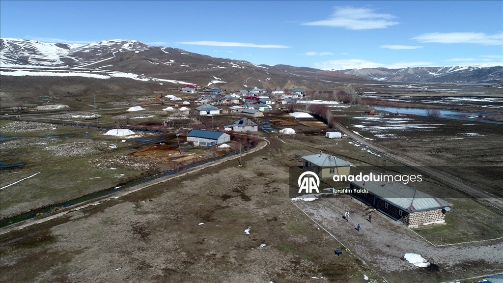 Hüseyin öğretmen, 3 öğrencisini geleceğe hazırlamak için mezranın yolunu tutuyor