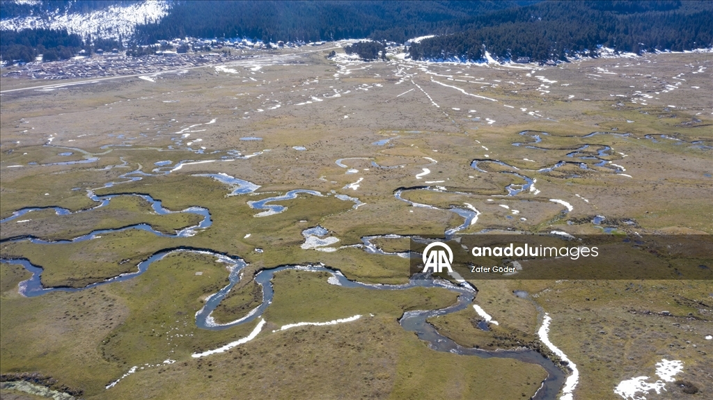 Bolu'da kar sularının erimesiyle oluşan menderesler havadan görüntülendi