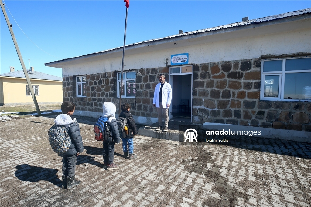 Hüseyin öğretmen, 3 öğrencisini geleceğe hazırlamak için mezranın yolunu tutuyor