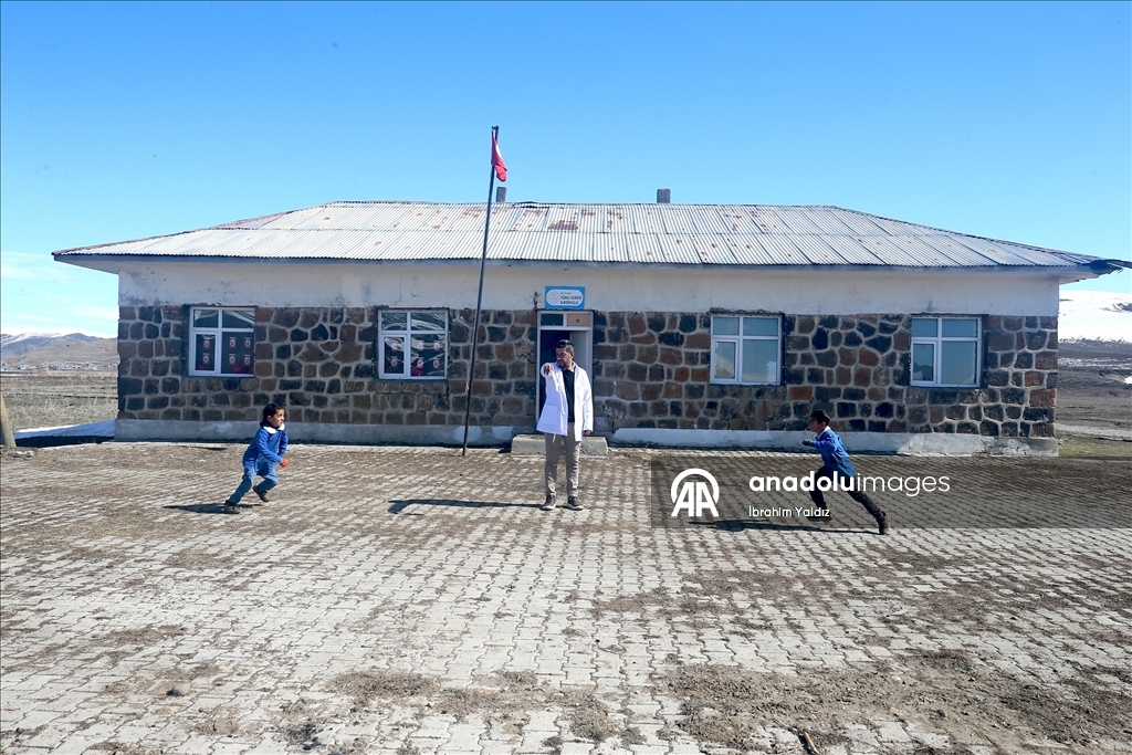 Hüseyin öğretmen, 3 öğrencisini geleceğe hazırlamak için mezranın yolunu tutuyor
