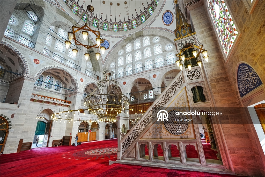 مسجد "مهرماه سلطان".. درة معمارية تعانق أعلى تلال إسطنبول