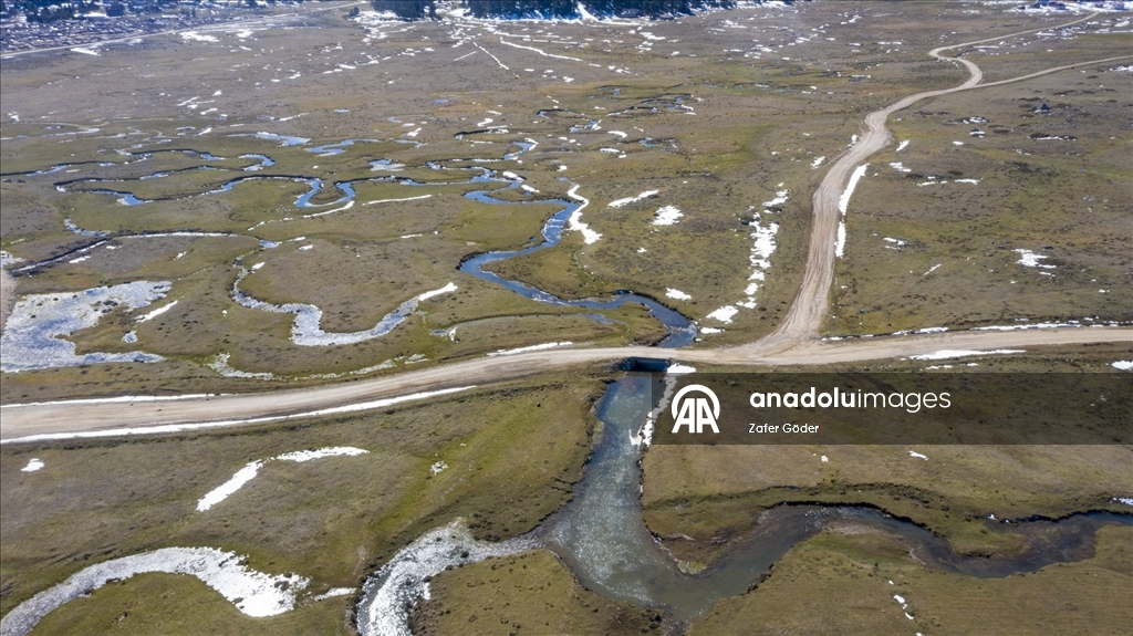 Bolu'da kar sularının erimesiyle oluşan menderesler havadan görüntülendi