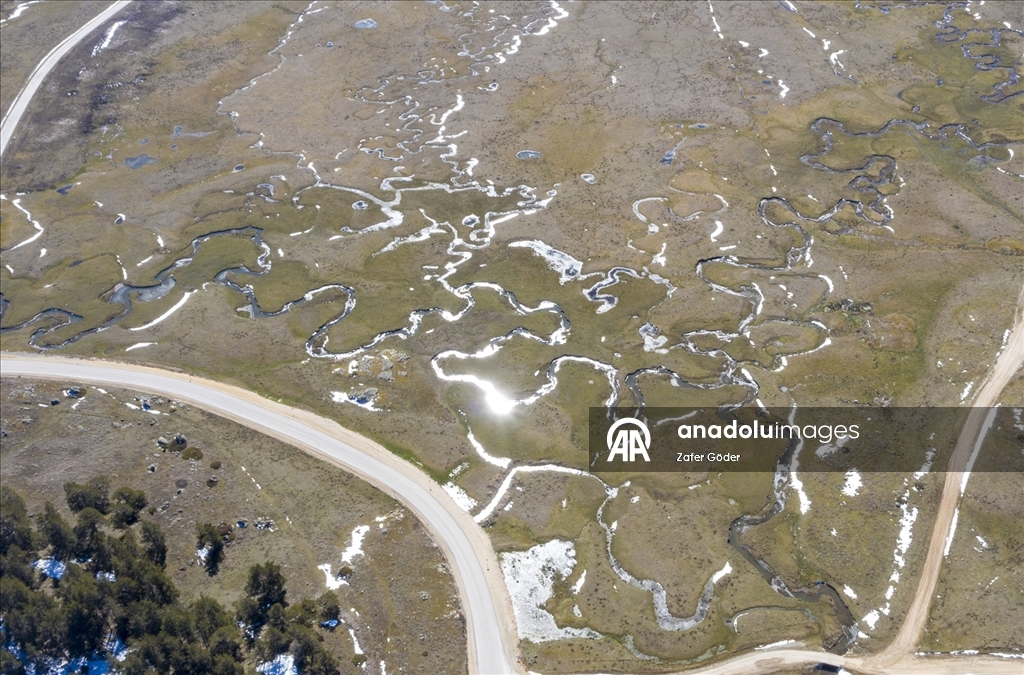 Bolu'da kar sularının erimesiyle oluşan menderesler havadan görüntülendi