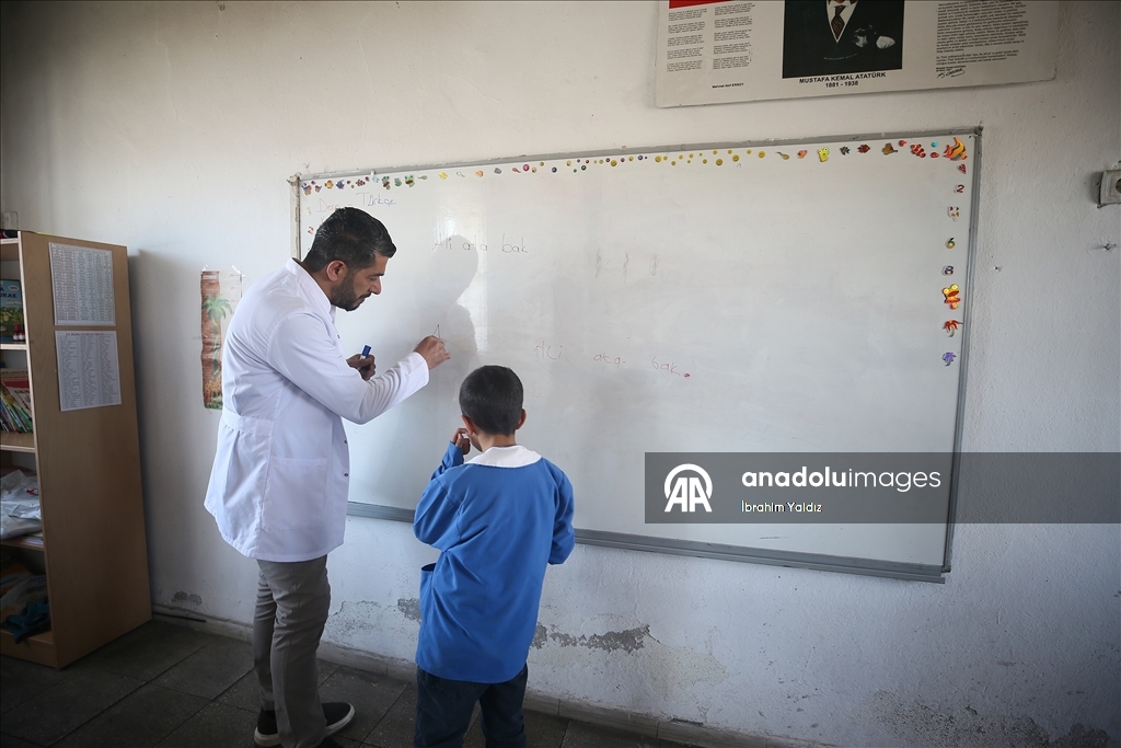 Hüseyin öğretmen, 3 öğrencisini geleceğe hazırlamak için mezranın yolunu tutuyor