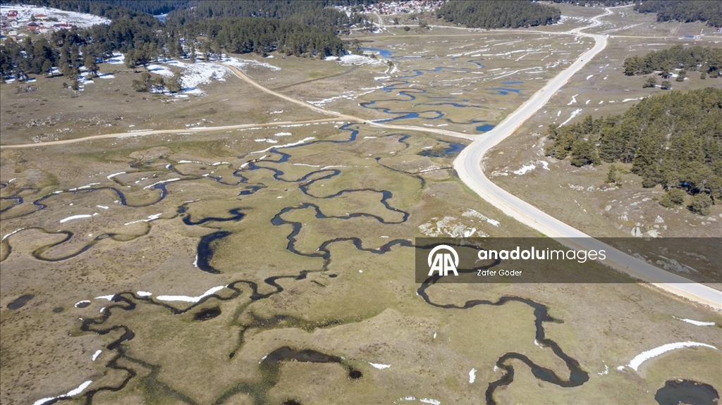 Bolu'da kar sularının erimesiyle oluşan menderesler havadan görüntülendi