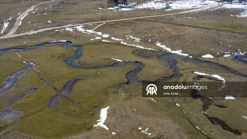 Bolu'da kar sularının erimesiyle oluşan menderesler havadan görüntülendi