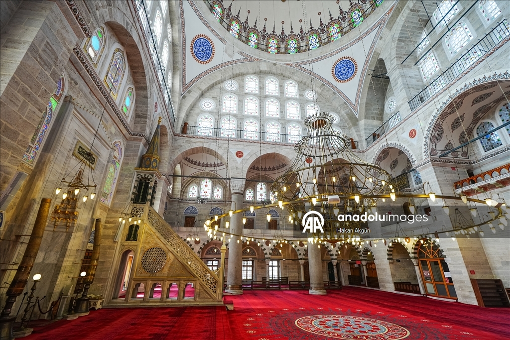 مسجد "مهرماه سلطان".. درة معمارية تعانق أعلى تلال إسطنبول