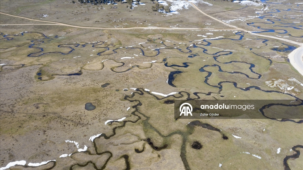 Bolu'da kar sularının erimesiyle oluşan menderesler havadan görüntülendi