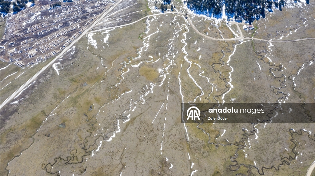 Bolu'da kar sularının erimesiyle oluşan menderesler havadan görüntülendi