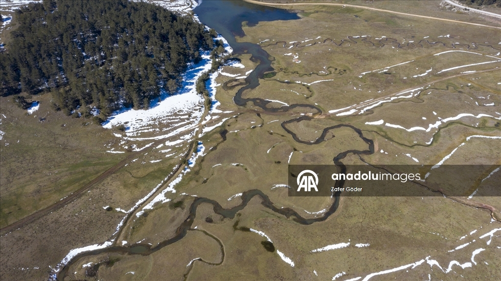 Bolu'da kar sularının erimesiyle oluşan menderesler havadan görüntülendi