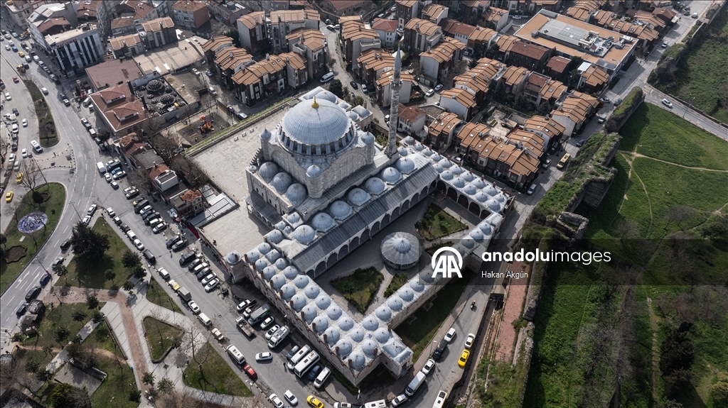 مسجد "مهرماه سلطان".. درة معمارية تعانق أعلى تلال إسطنبول