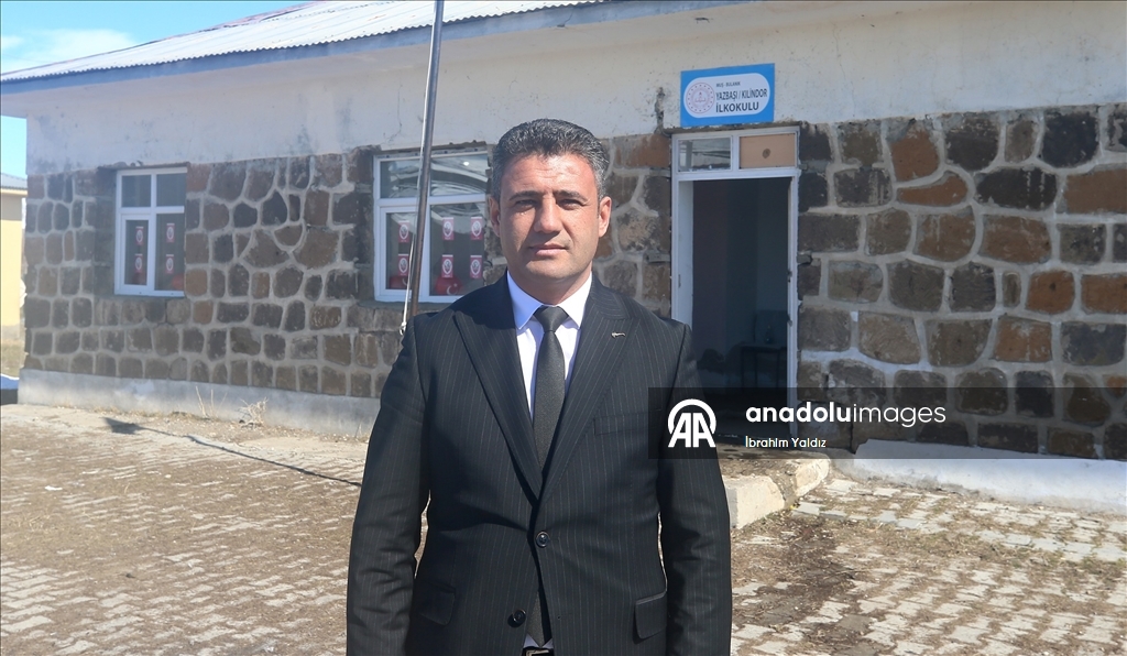 Hüseyin öğretmen, 3 öğrencisini geleceğe hazırlamak için mezranın yolunu tutuyor