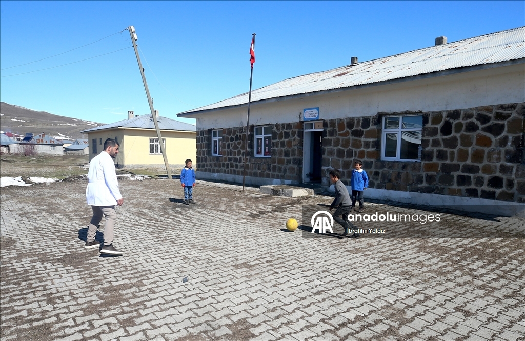 Hüseyin öğretmen, 3 öğrencisini geleceğe hazırlamak için mezranın yolunu tutuyor