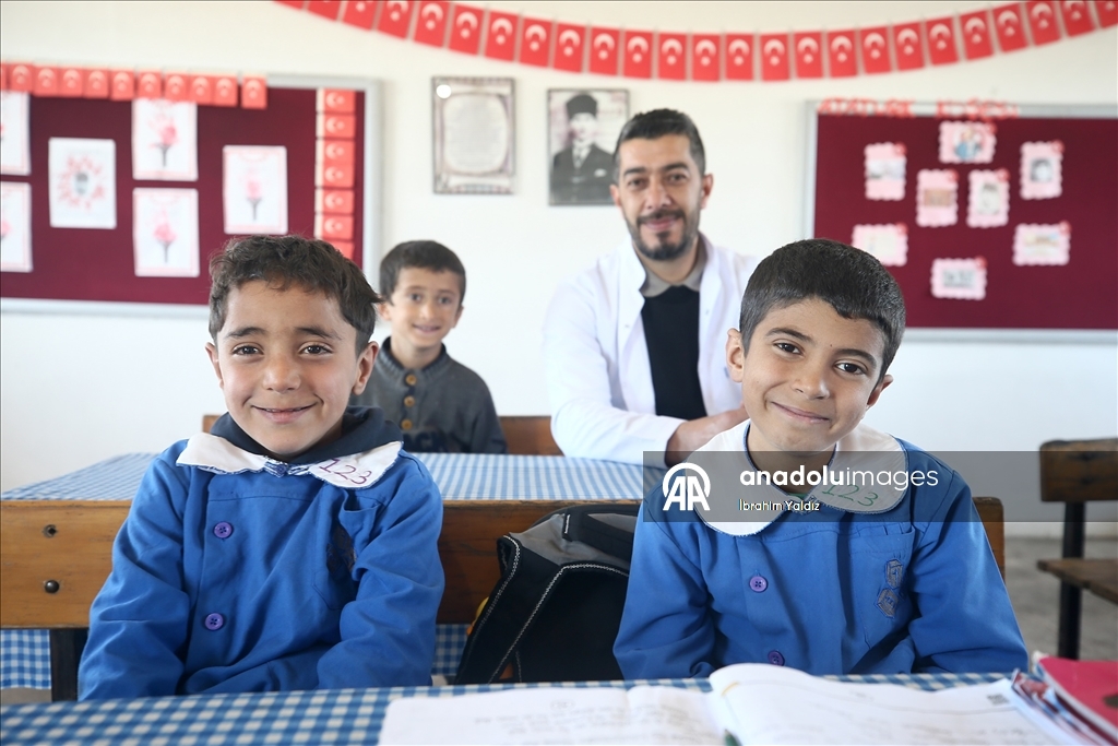 Hüseyin öğretmen, 3 öğrencisini geleceğe hazırlamak için mezranın yolunu tutuyor