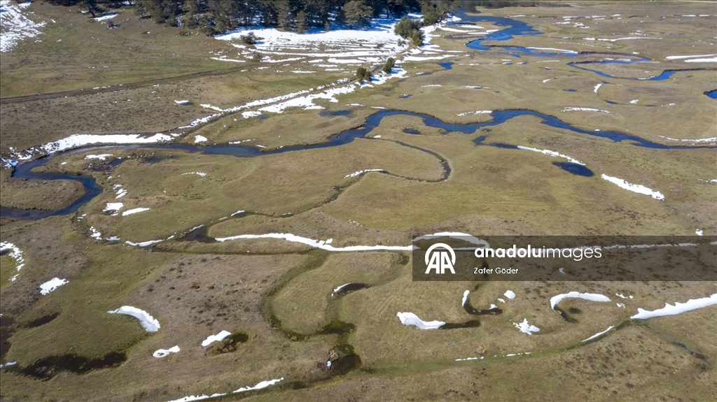 Bolu'da kar sularının erimesiyle oluşan menderesler havadan görüntülendi