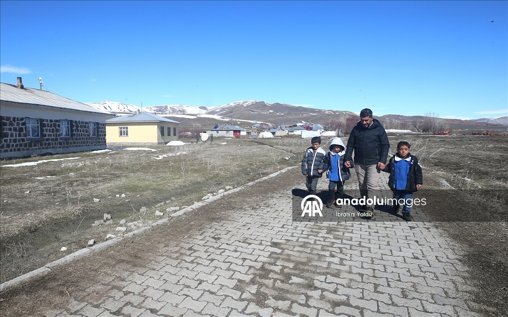 Hüseyin öğretmen, 3 öğrencisini geleceğe hazırlamak için mezranın yolunu tutuyor