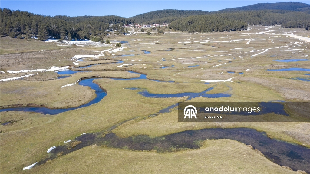 Bolu'da kar sularının erimesiyle oluşan menderesler havadan görüntülendi