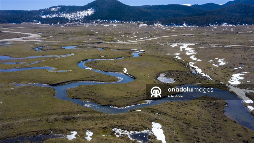 Bolu'da kar sularının erimesiyle oluşan menderesler havadan görüntülendi