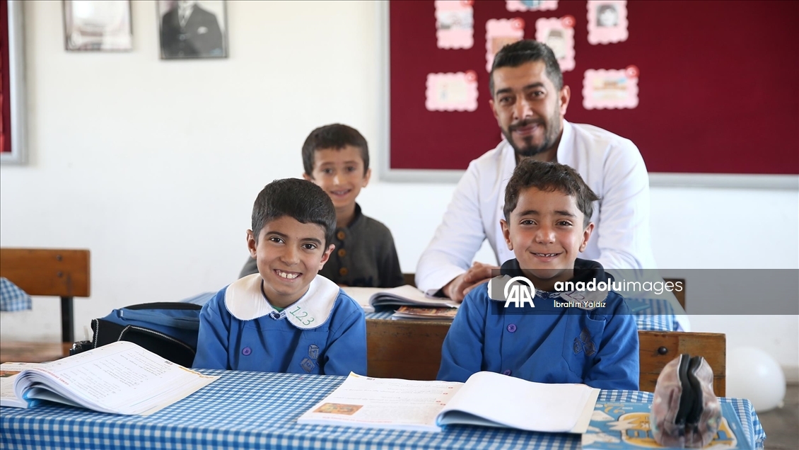 Hüseyin öğretmen, 3 öğrencisini geleceğe hazırlamak için mezranın yolunu tutuyor