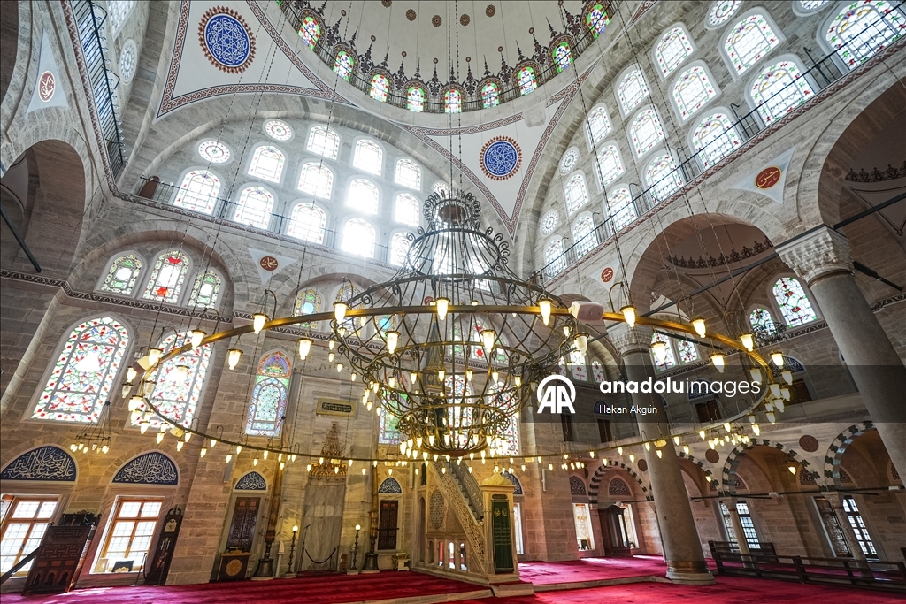 مسجد "مهرماه سلطان".. درة معمارية تعانق أعلى تلال إسطنبول