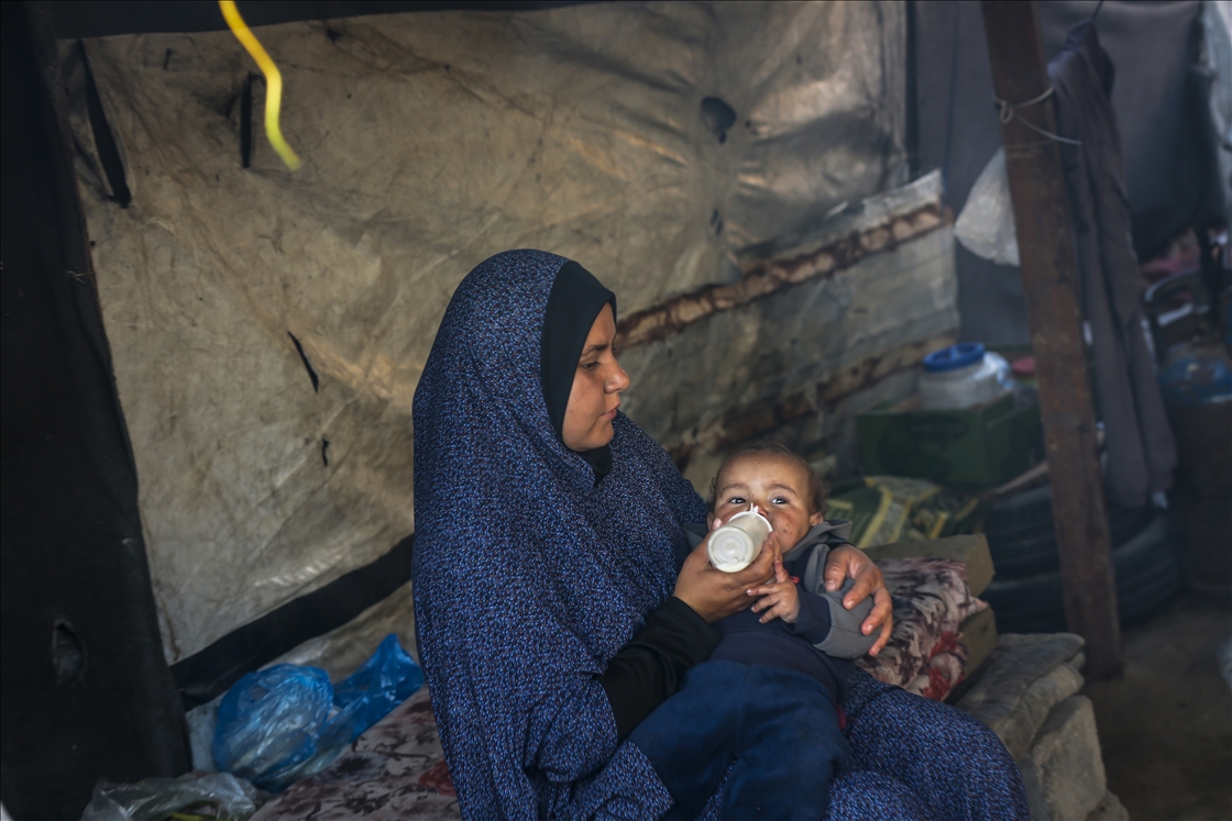 Семья Субх, перемещенная в Газе, готовится к ифтару в палатке