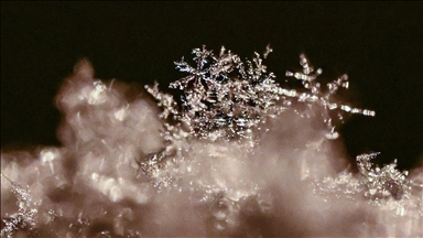 Van'da kar kristallerinin farklı şekilleri objektife yansıtıldı