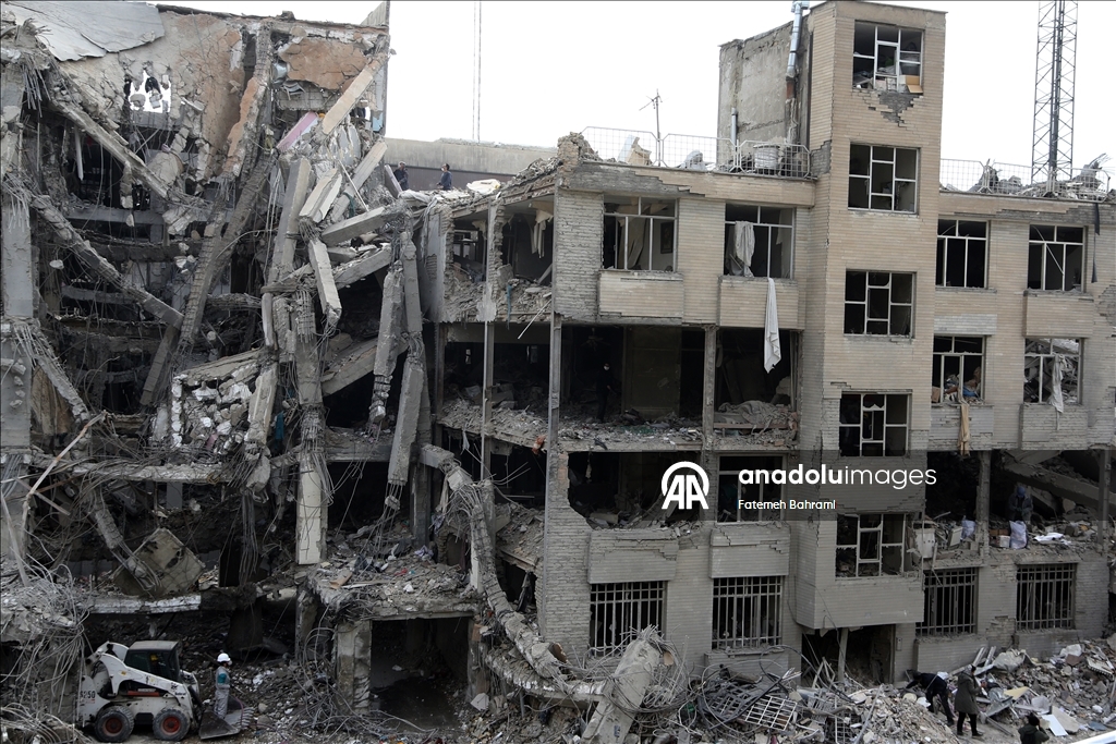 AA ekibi, İsrail-ABD saldırısında hedef alınan başkent Tahran’daki Risalet Meydanı çevresini görüntüledi 4