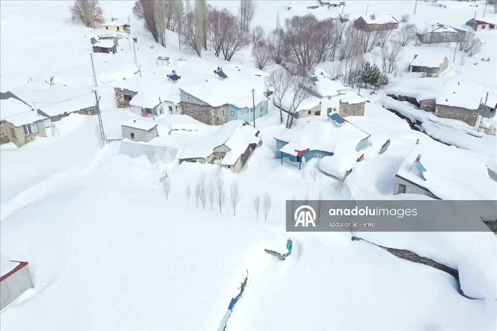 Baharda ev ve ahırların kara gömüldüğü Ağrı'nın köylerinde yaşam zorlu geçiyor