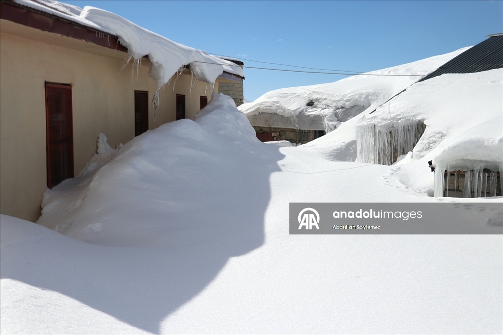 Baharda ev ve ahırların kara gömüldüğü Ağrı'nın köylerinde yaşam zorlu geçiyor