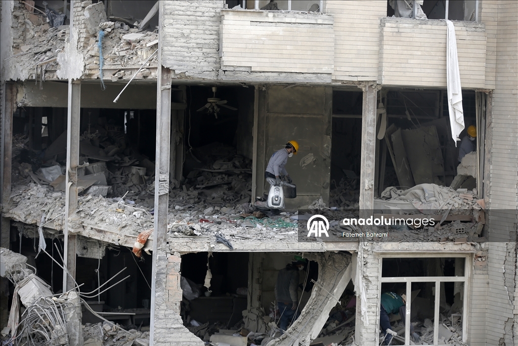 AA ekibi, İsrail-ABD saldırısında hedef alınan başkent Tahran’daki Risalet Meydanı çevresini görüntüledi 2