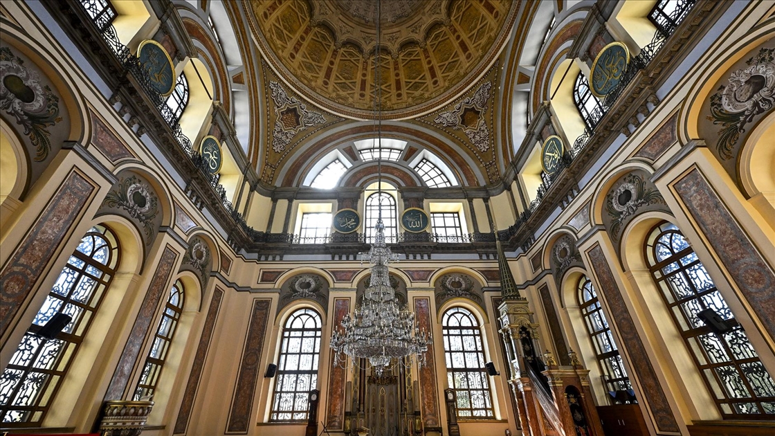 Boğaz siluetinin dikkati çeken yapılarından Dolmabahçe Camisi