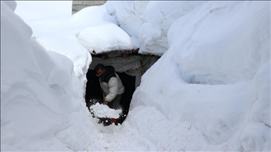Baharda ev ve ahırların kara gömüldüğü Ağrı'nın köylerinde yaşam zorlu geçiyor