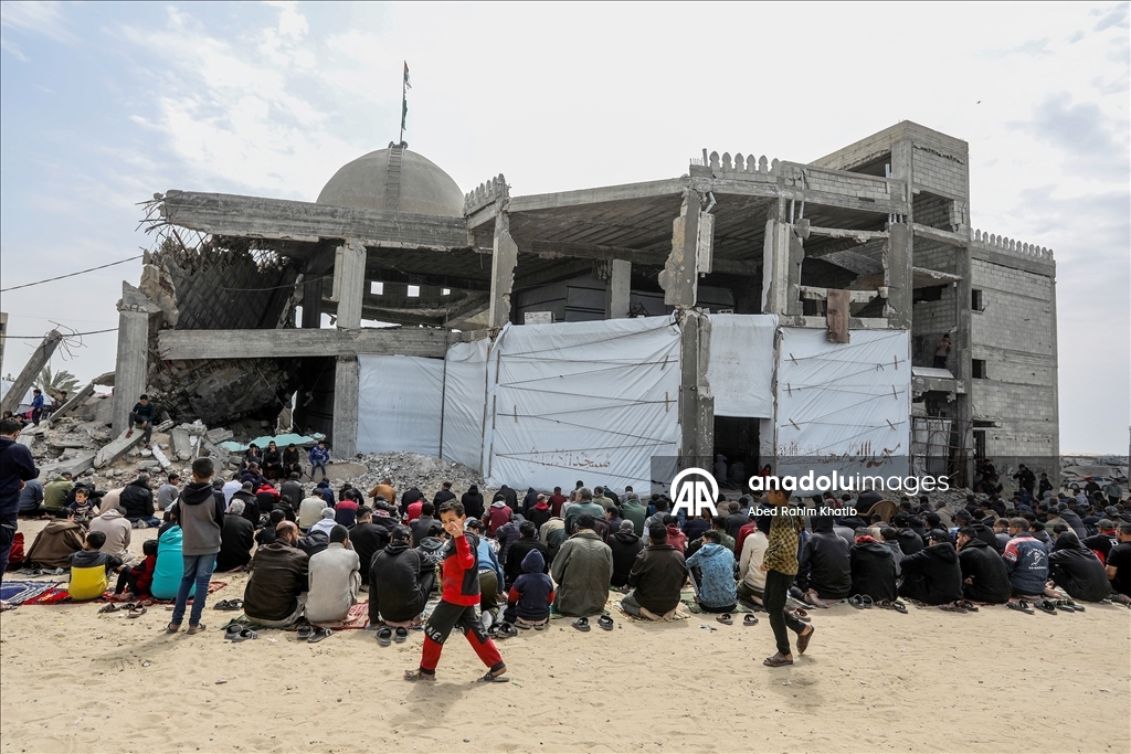 Gazze'de ramazan ayının son cuma namazı Elbani Camisi enkazında kılındı
