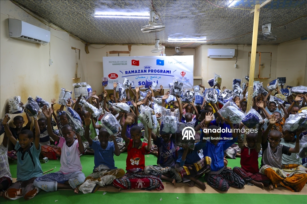 Праздничные наряды от турецких благотворителей принесли радость сиротам в Сомали