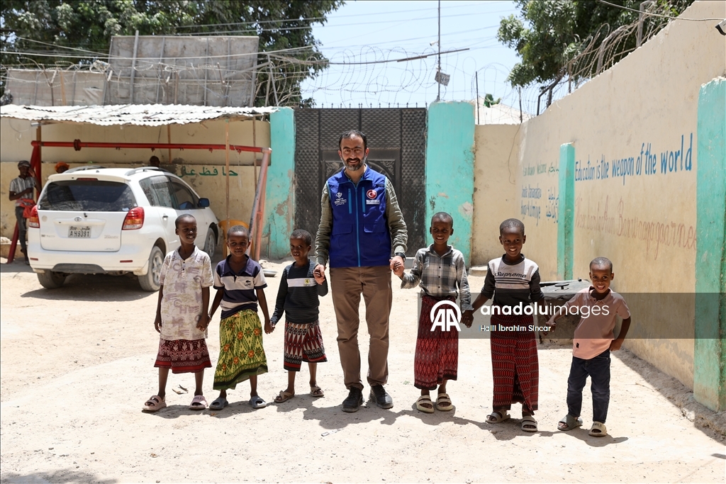 Праздничные наряды от турецких благотворителей принесли радость сиротам в Сомали