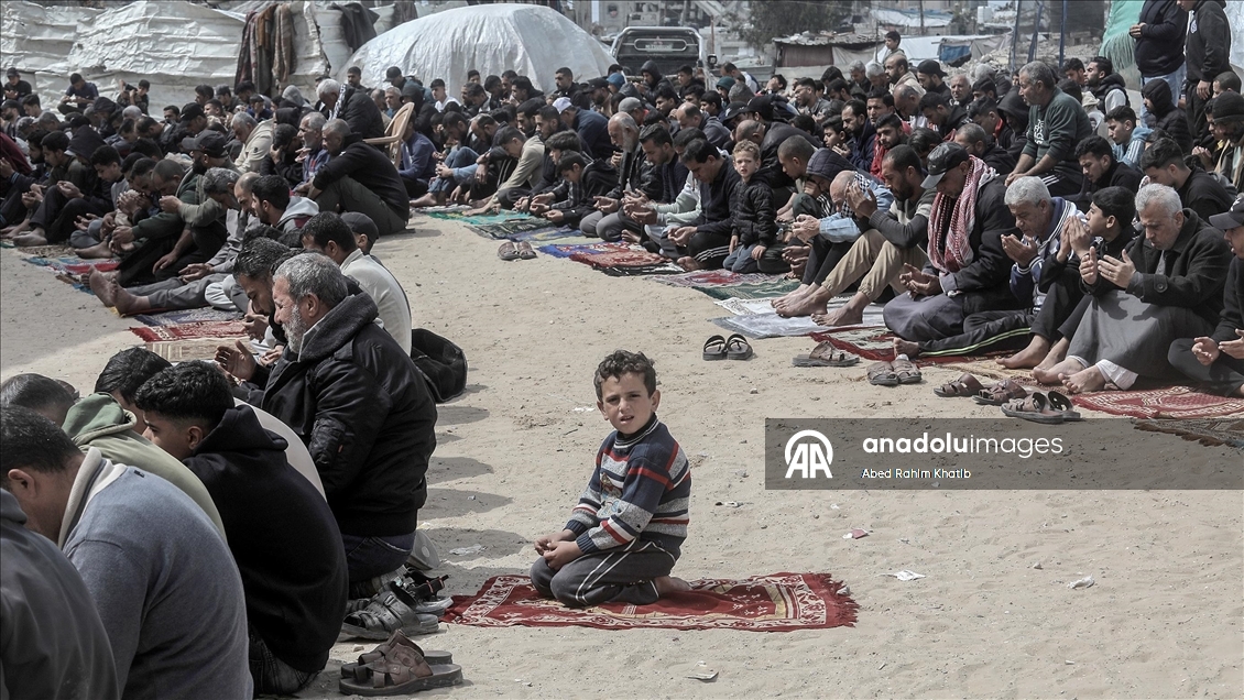 Gazze'de ramazan ayının son cuma namazı Elbani Camisi enkazında kılındı