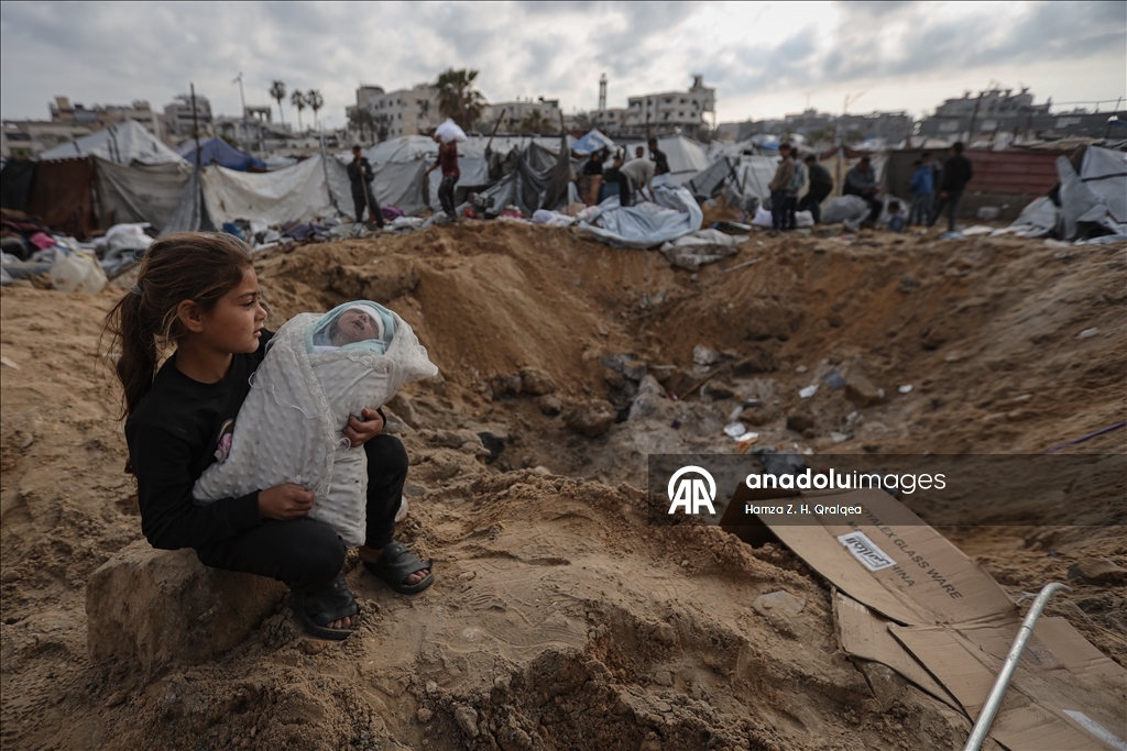 Израиль продолжает атаки на Газу, несмотря на перемирие