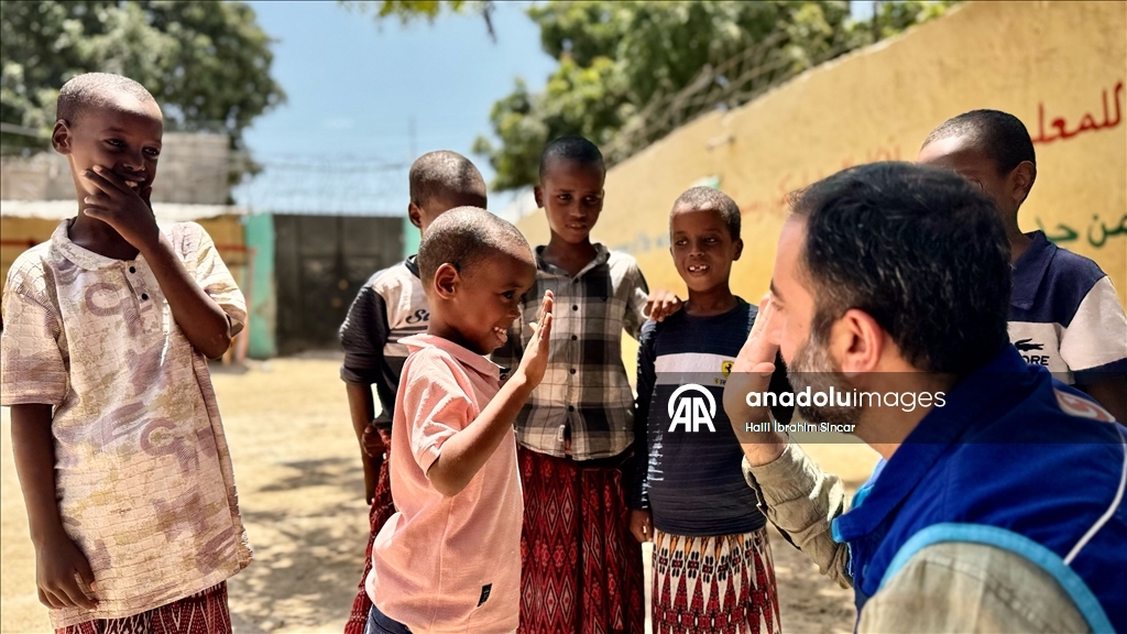 Праздничные наряды от турецких благотворителей принесли радость сиротам в Сомали