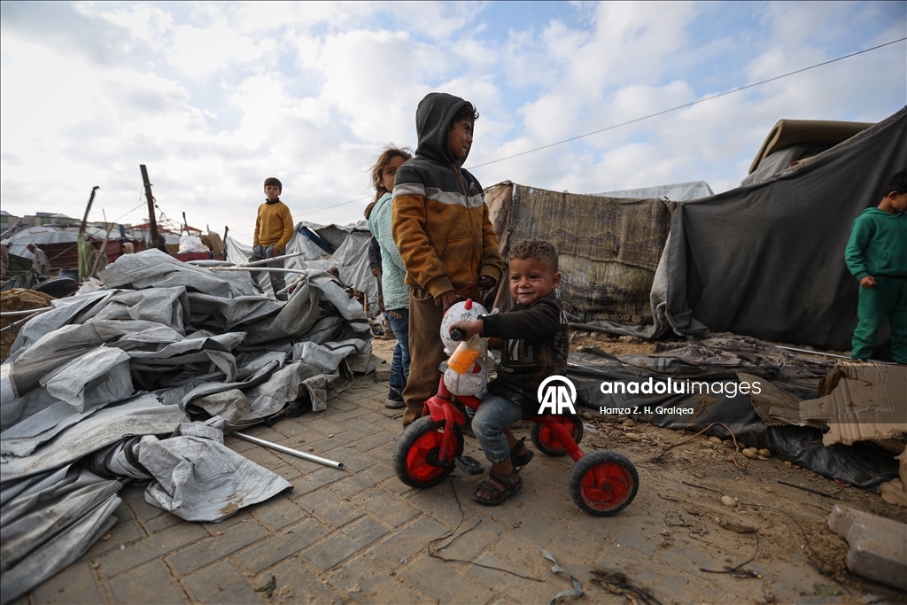 Израиль продолжает атаки на Газу, несмотря на перемирие