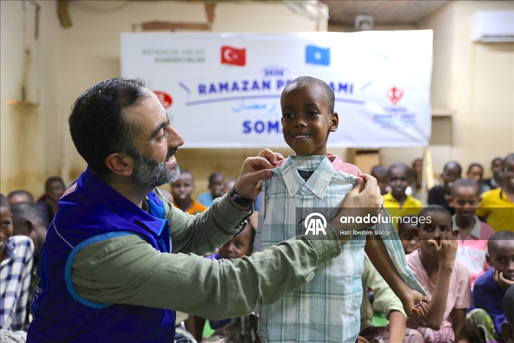 Праздничные наряды от турецких благотворителей принесли радость сиротам в Сомали